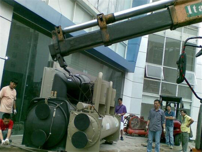 辛集市随车吊和汽车吊的核心区别是什么？哪种更省钱？